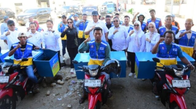 Gubernur Gorontalo Serahkan Kapal, Mesin dan Asuransi untuk Nelayan di PPI Inengo
