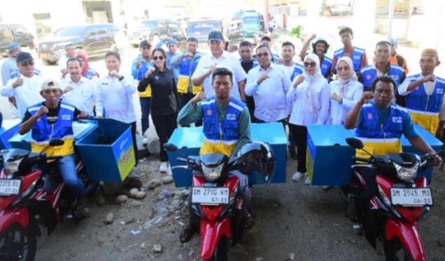 Gubernur Gorontalo Serahkan Kapal, Mesin dan Asuransi untuk Nelayan di PPI Inengo